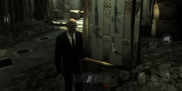 Agent 47 走过昏暗地下室中的武器陈列
